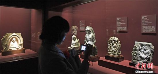 2018年8月，《平山郁夫的絲路世界——平山郁夫絲綢之路美術(shù)館文物展》在甘肅敦煌莫高窟開展。中新社記者 楊艷敏 攝