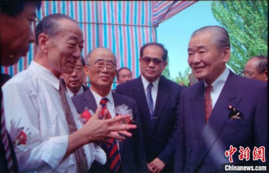 1994年8月，時任日本首相竹下登(右一)與時任敦煌研究院院長段文杰在莫高窟親切交談。中新社發(fā) 婁婕 供圖