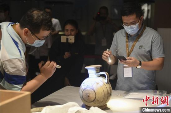 2020年6月，在長沙博物館舉行“從地中海到中國：絲路寶藏——平山郁夫絲綢之路美術(shù)館藏文物展”前，專家開箱鑒定文物。中新社記者 楊華峰 攝