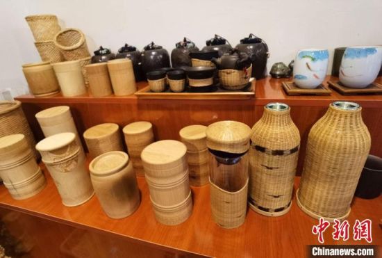 圖為展陳的一件件精致可愛(ài)的竹編農(nóng)具工藝品?！●T志軍 攝
