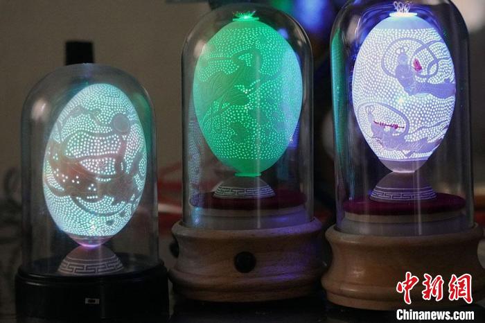 圖為以敦煌飛天為元素的蛋雕作品?！【琶赖ぴ?攝