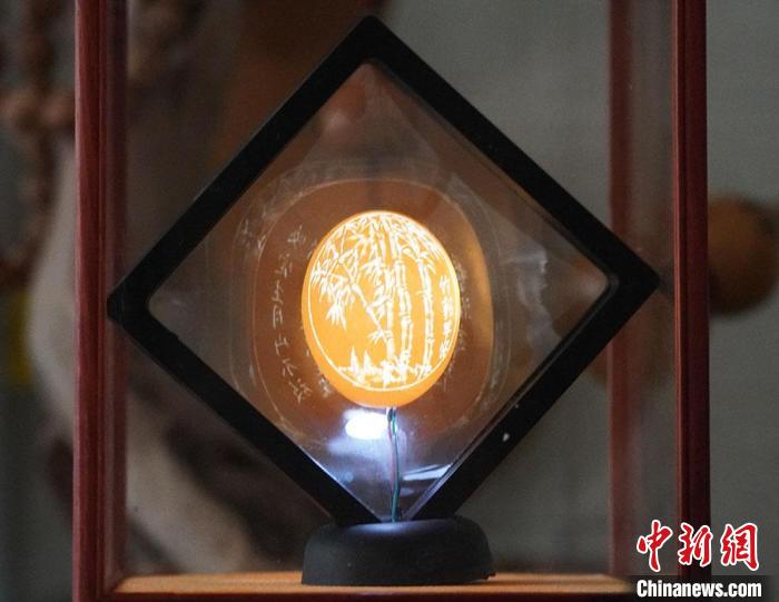 圖為吳義澤新包裝給蛋雕呈現(xiàn)立體感?！【琶赖ぴ?攝