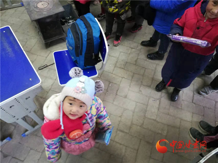 “新年新衣”助力圓夢(mèng)  定西通渭黎家莊教學(xué)點(diǎn)20名學(xué)生收到新年禮物倍歡喜