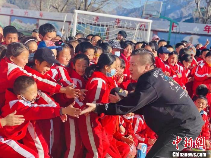 1月初，第五屆“街舞進藏鄉(xiāng)”公益助學(xué)活動在甘肅甘南結(jié)束，旨在讓藏族學(xué)子感受到街舞魅力?！￡惿菩?攝