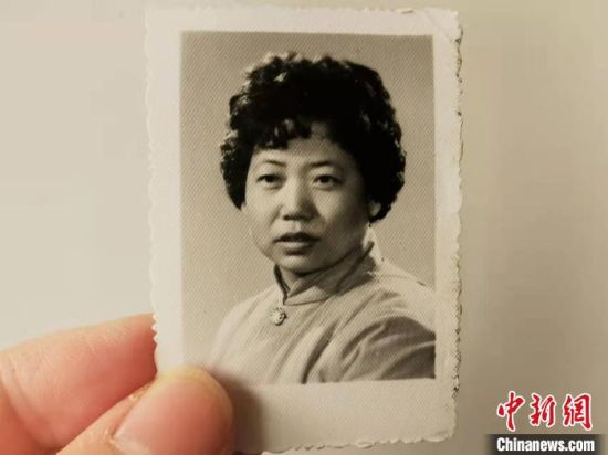 圖為20世紀80年代，蘭州照相館拍攝的人物肖像照，如今仍然有很多人選擇拍攝這樣的照片留作紀念?！⊥跄劣?攝
