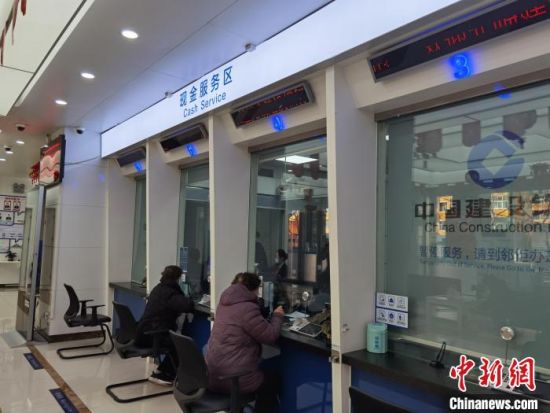 圖為蘭州市民在銀行兌換新鈔?！⌒煅?攝