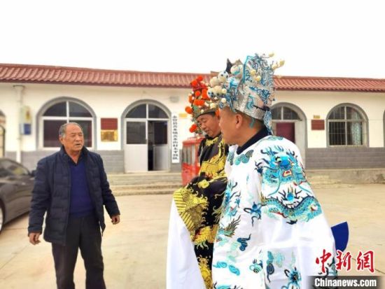 圖為69歲的“苦水高高蹺”國家級傳承人巨海全(左一)，叮囑徒弟們高高蹺練習(xí)技巧要領(lǐng)?！￠Z姣 攝