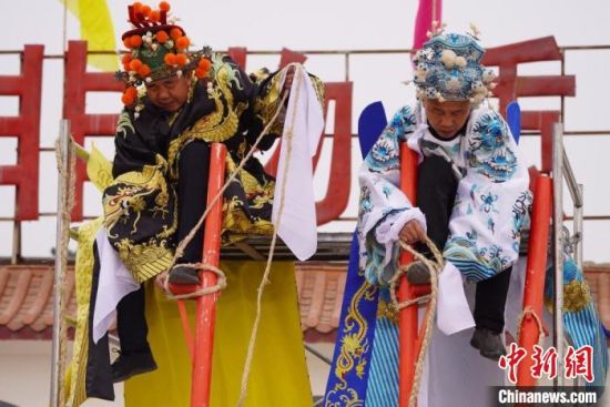 圖為“苦水高高蹺”表演者通過麻繩將腳固定在腳踏板，并在腿部纏繞六七圈?！【琶赖┰?攝