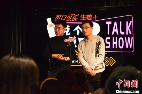 圖為脫口秀演員搭檔表演?！钅?攝