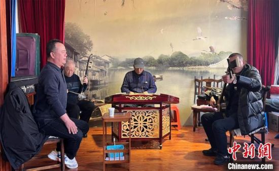 圖為蘭州鼓子愛好者在傳習所內(nèi)互相搭檔上臺演出?！堨下?攝