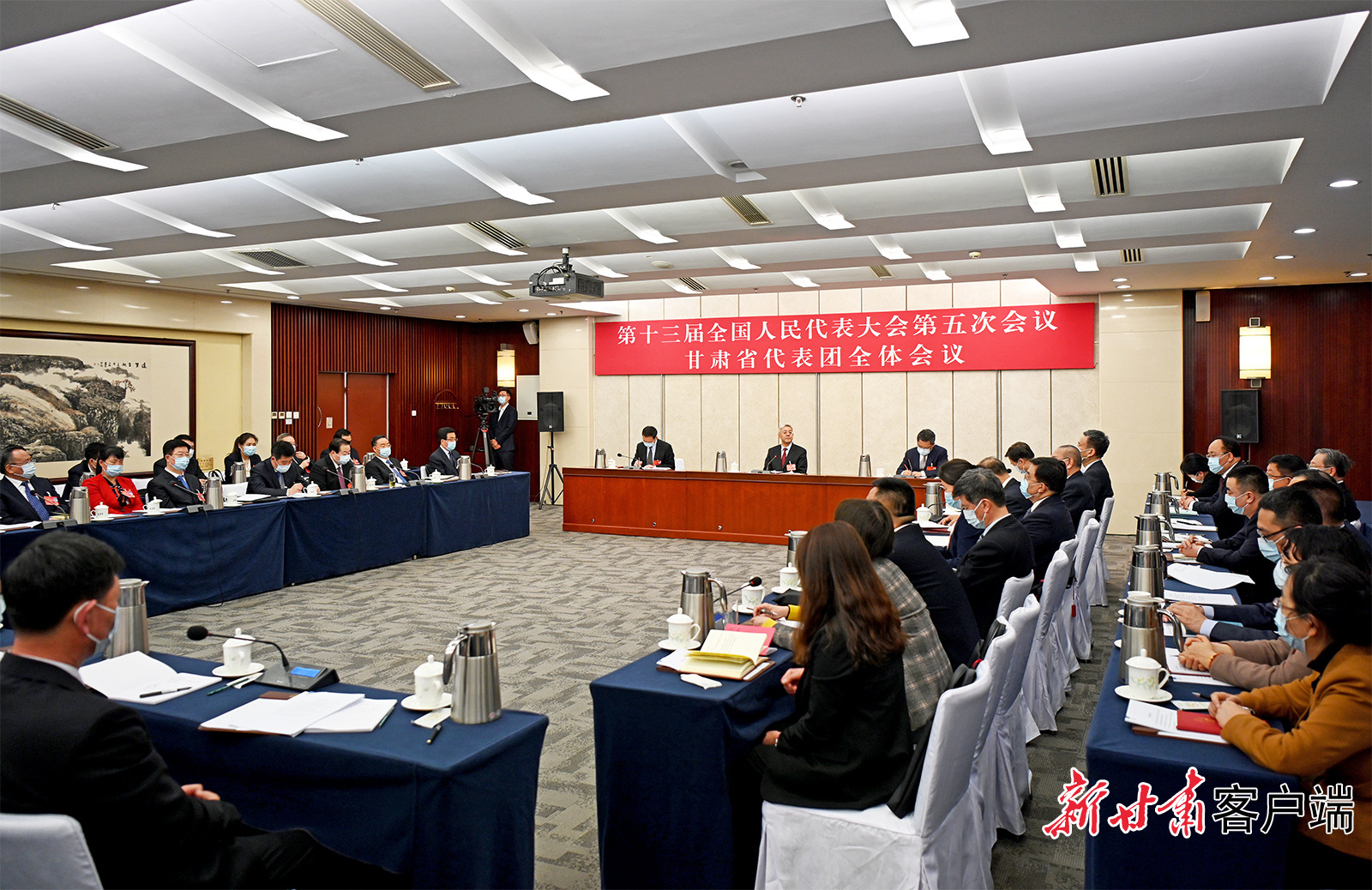 甘肅代表團(tuán)舉行全體會(huì)議，尹弘主持并講話