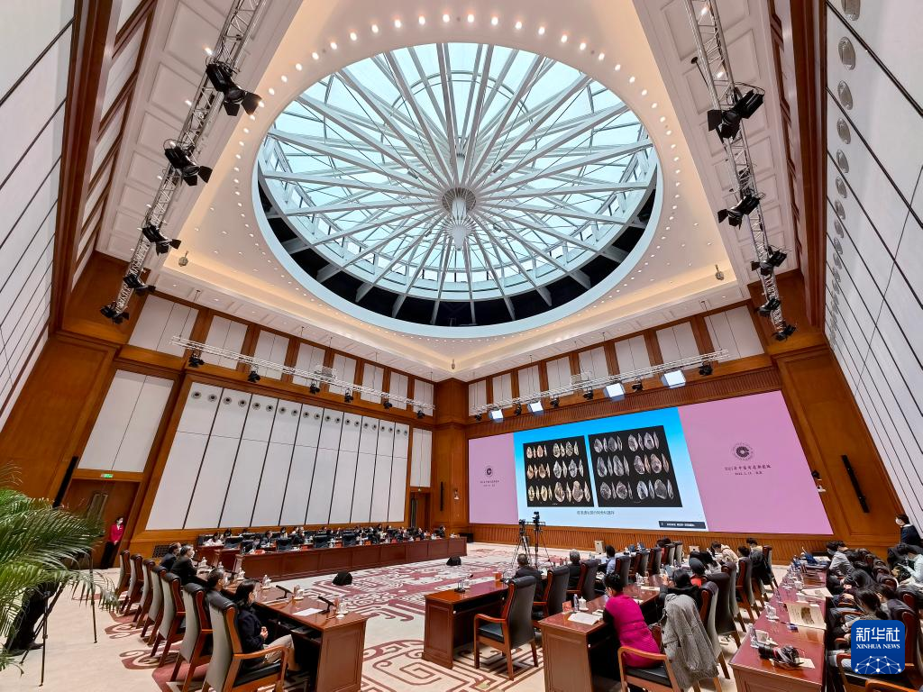 3月18日，“中國社會科學(xué)院考古學(xué)論壇·2021年中國考古新發(fā)現(xiàn)”進行入選項目報告環(huán)節(jié)（手機照片）。