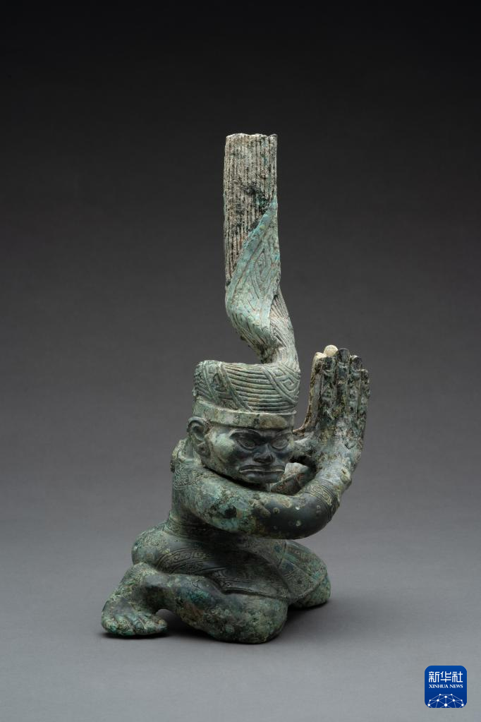 四川廣漢市三星堆商代遺址四號坑出土扭頭跪坐銅人像（資料圖）。
