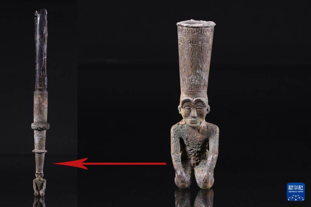 江西樟樹市國字山戰(zhàn)國墓葬出土銅跽坐人鐓（資料圖）。