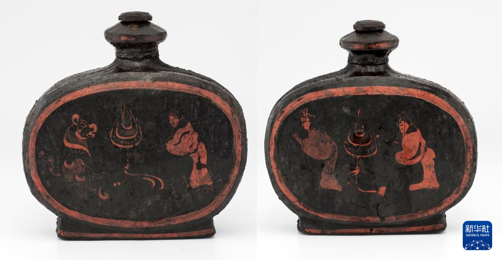 湖北云夢縣鄭家湖戰(zhàn)國秦漢墓地出土扁壺（資料圖）。