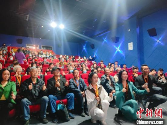 《浴血誓言》主創(chuàng)團(tuán)隊與到場的紅軍后代合影?！￡愡x斌 攝