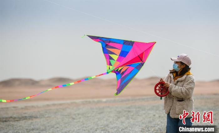 圖為市民正在陽關(guān)景區(qū)放風(fēng)箏?！⊥醣筱y 攝