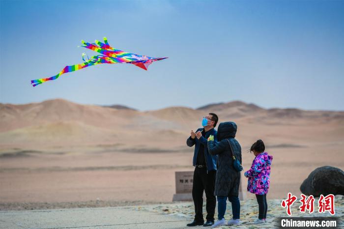 圖為市民正在陽關(guān)景區(qū)放風(fēng)箏?！⊥醣筱y 攝