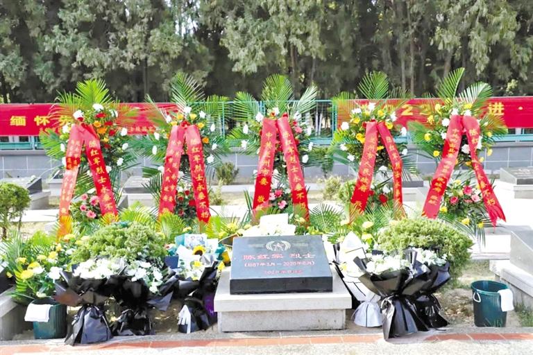 陳紅軍烈士墓前 這張“全家?！弊屓藴I目