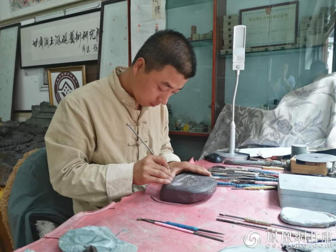 洮硯制作技藝第六代傳人、國家藝術(shù)基金資助青年藝術(shù)家、正高級洮硯雕刻藝術(shù)師李江平十年如一日專注于洮硯制作 圖源自網(wǎng)絡(luò)