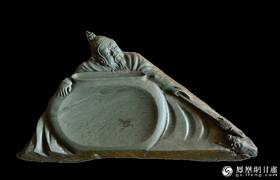 《醉臥沙場君莫笑》硯使王翰《涼州詞》中“醉臥沙場君莫笑，古來征戰(zhàn)幾人回？”的意境躍然硯臺之上。資料圖