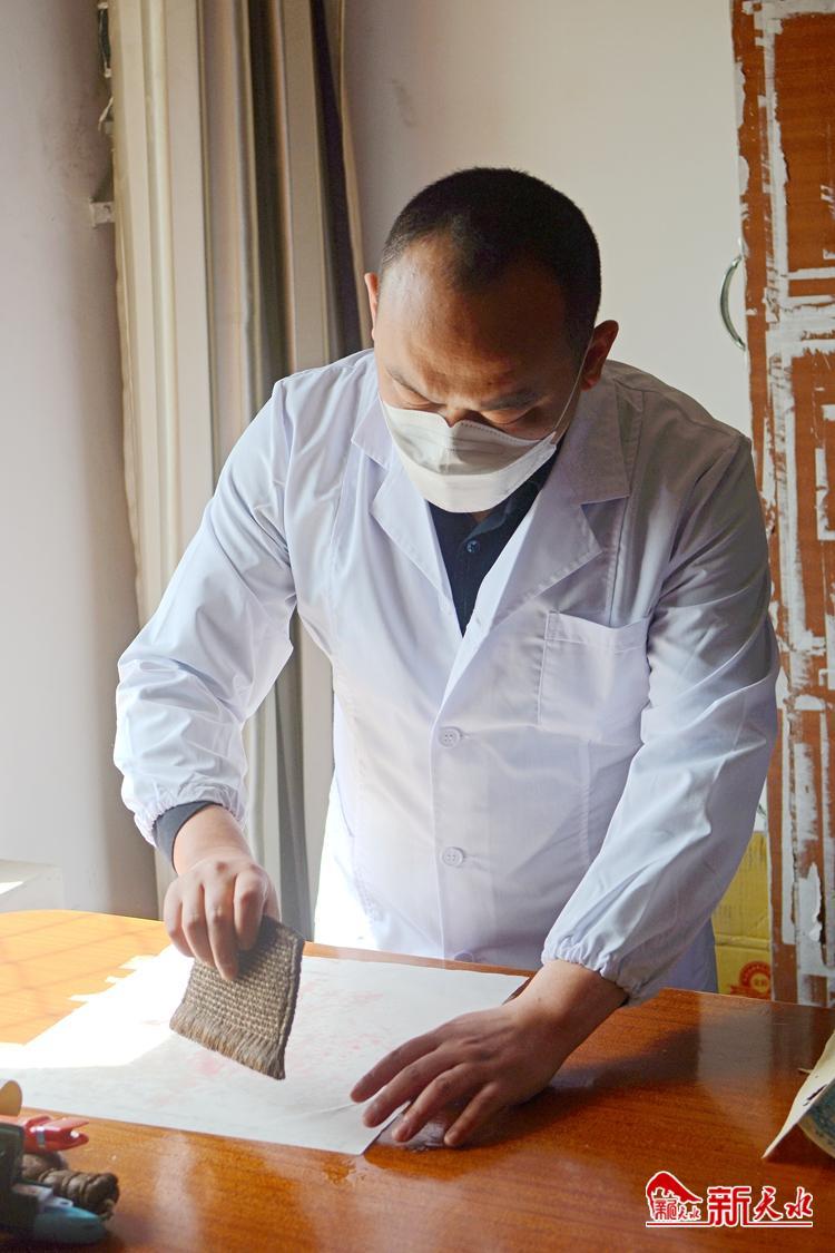 朽爛歷史檔案如何獲新生？看修復(fù)師“妙手回春”