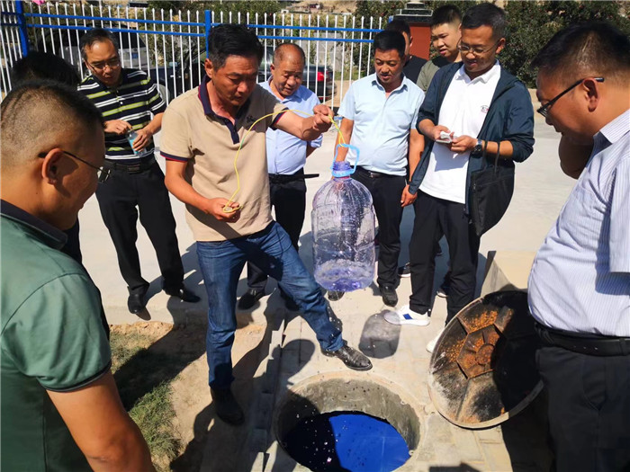 城關(guān)區(qū)作風(fēng)建設(shè)督察組赴青白石污水處理站，檢查污水采樣情況。.jpg