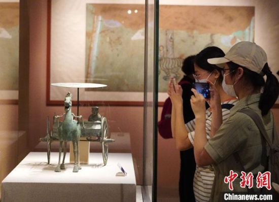 圖為參觀者參觀“大道攸歸：五涼文化展”展陳文物?！【琶赖┰?攝