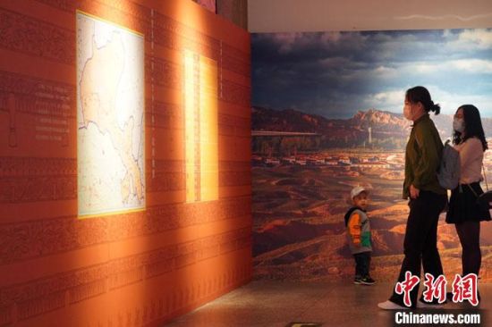 圖為參觀者參觀“大道攸歸：五涼文化展”展陳文物?！【琶赖┰?攝