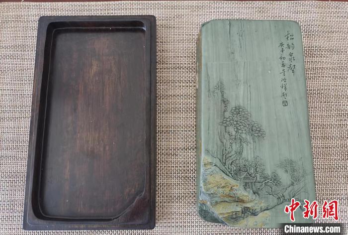 圖為甘肅甘南州洮硯藝人為提升洮硯文化內(nèi)涵，制作“一盒一拓”成品展示。(資料圖) 張婧 攝