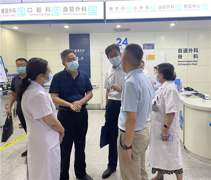 7月12日，甘肅省紀(jì)委監(jiān)委派駐省衛(wèi)健委紀(jì)檢監(jiān)察組紀(jì)檢監(jiān)察干部在蘭大二院門(mén)診開(kāi)展疫情防控監(jiān)督檢查。魏雪 攝.jpg