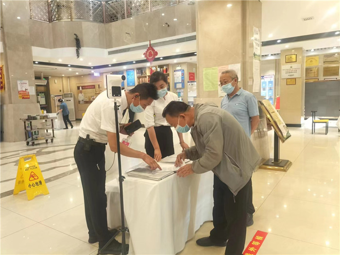 金昌市金川區(qū)紀(jì)委監(jiān)委駐區(qū)人大機(jī)關(guān)紀(jì)檢監(jiān)察組在花城錦都大酒店監(jiān)督檢查疫情防控工作。王文海 攝 .jpg