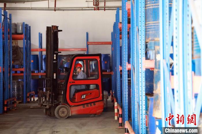 圖為甘肅省危險廢物處置中心危險廢物儲存庫。　魏建軍 攝