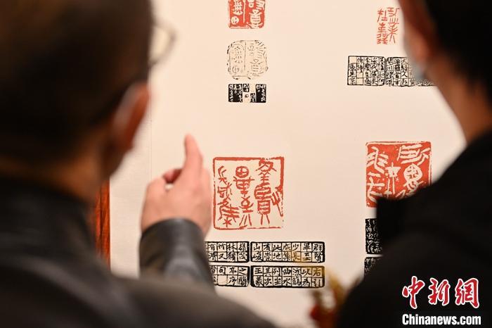 圖為甘肅蘭州，參展作品吸引參觀者。 中新社記者 李亞龍 攝