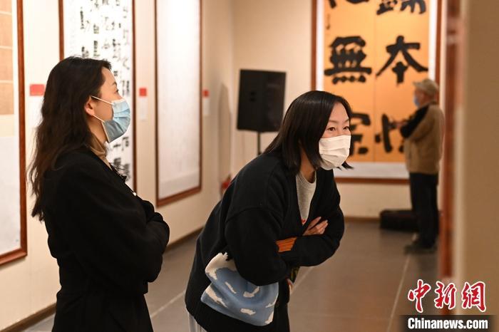 圖為甘肅蘭州，參展書法作品吸引參觀者。 中新社記者 李亞龍 攝