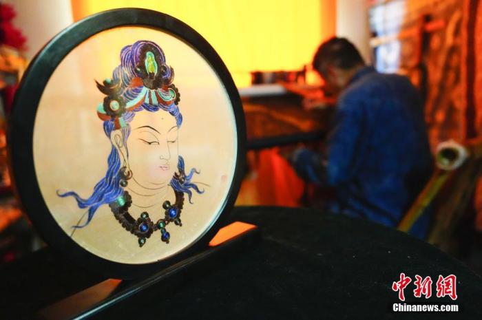 圖為劉云帆所創(chuàng)作的敦煌元素刺繡作品。 中新社發(fā) 謝秉錫 攝