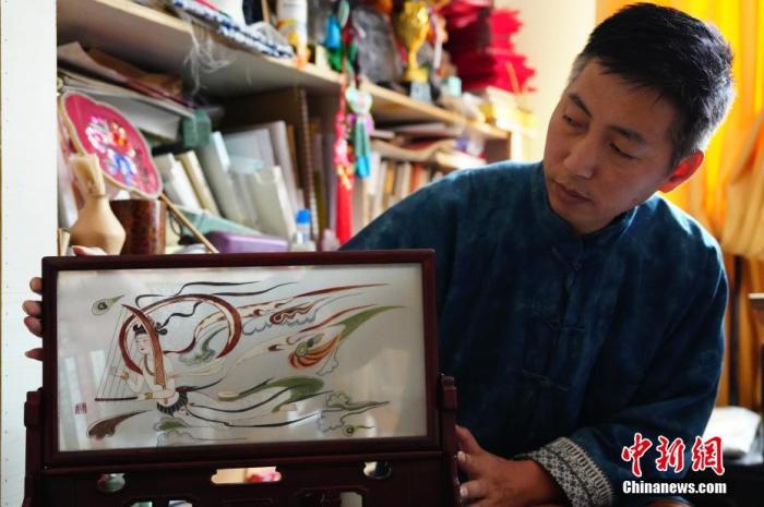 圖為劉云帆展示敦煌元素的刺繡作品。 中新社發(fā) 謝秉錫 攝