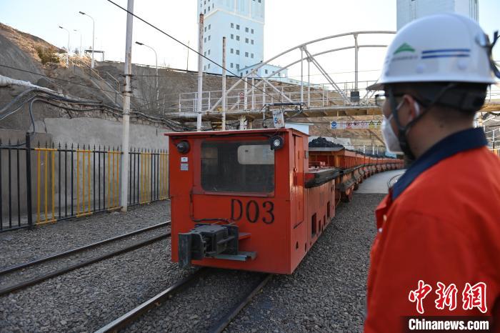 圖為工作人員正在觀察車輛運(yùn)行情況。　李亞龍 攝