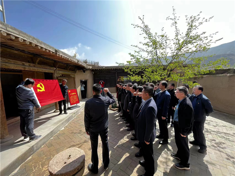 圖為臨夏州紀(jì)委監(jiān)委組織黨員干部在東鄉(xiāng)縣布塄溝黨史教育基地開展革命教育活動，賡續(xù)紅色血脈、汲取奮進(jìn)力量、激發(fā)干事熱情。.png