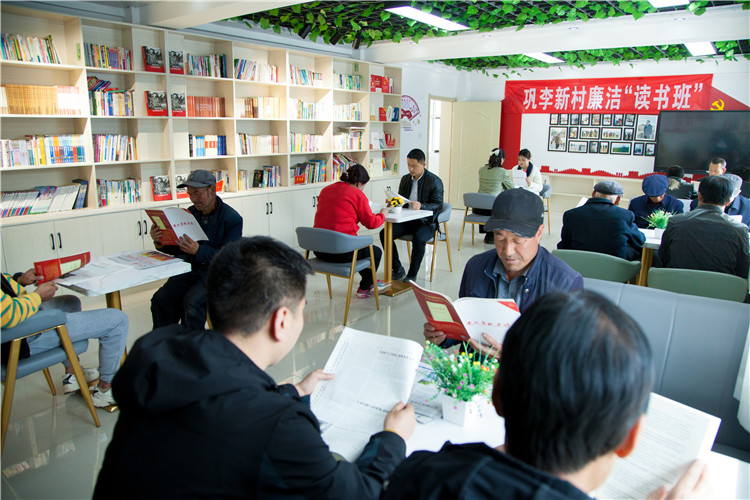 隴南市禮縣開展廉潔書籍進(jìn)農(nóng)家書屋活動，圖為羅壩鎮(zhèn)鞏李新村舉辦的“廉潔讀書班”。.jpg