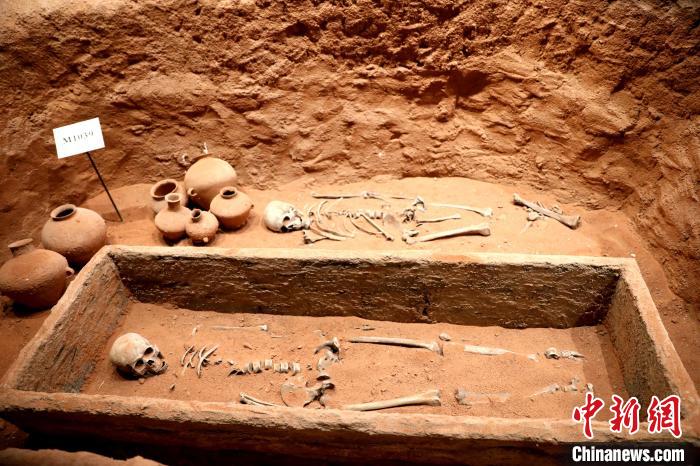 圖為河湟文化博物館復(fù)制展陳的墓葬及其彩陶陪葬品?！⊙Φ?攝