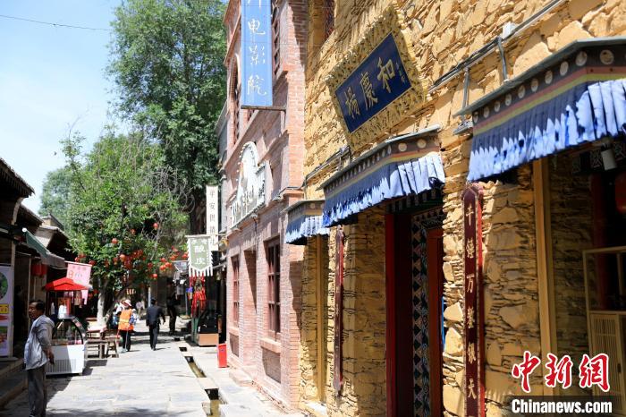 圖為平安驛·河湟民俗文化體驗(yàn)地的門店?！⊙Φ?攝