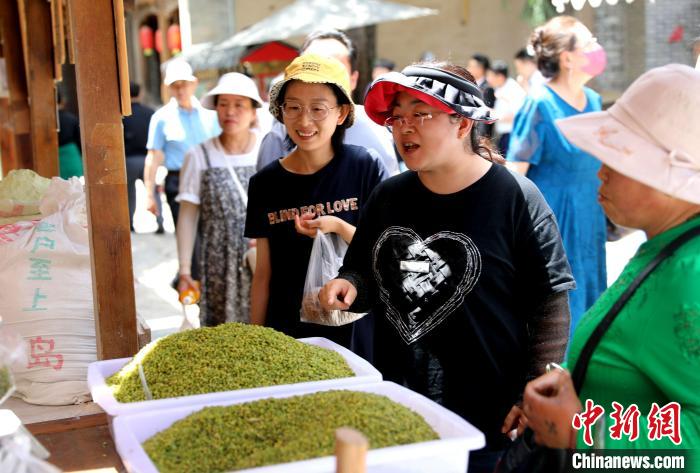 圖為民眾購(gòu)買青海特色小吃?！⊙Φ?攝