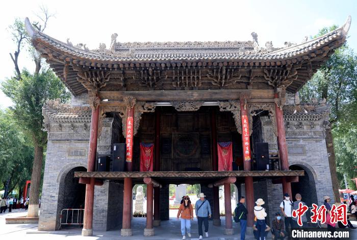 圖為平安驛·河湟民俗文化體驗(yàn)地的戲樓?！⊙Φ?攝