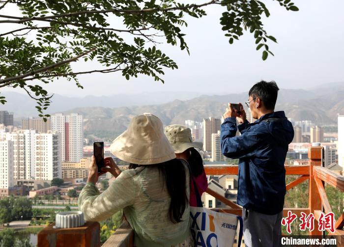 圖為媒體記者登頂朝陽(yáng)山?！⊙Φ?攝