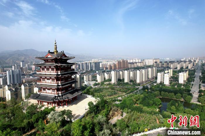 圖為航拍樂(lè)都區(qū)朝陽(yáng)山片區(qū)。　薛蒂 攝