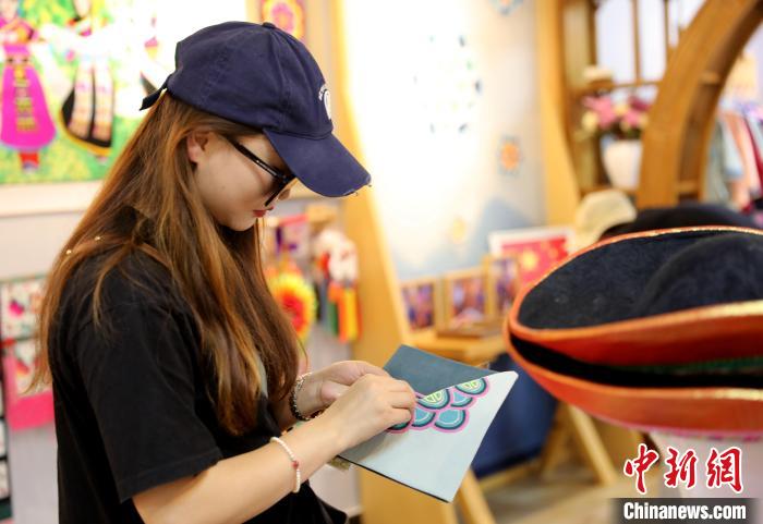 圖為民眾體驗(yàn)國(guó)家級(jí)非遺項(xiàng)目盤(pán)繡技藝?！⊙Φ?攝