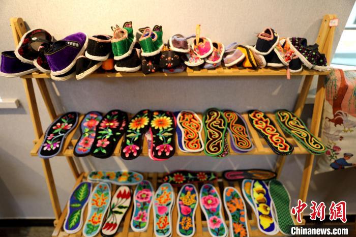 圖為盤(pán)繡作品。　薛蒂 攝