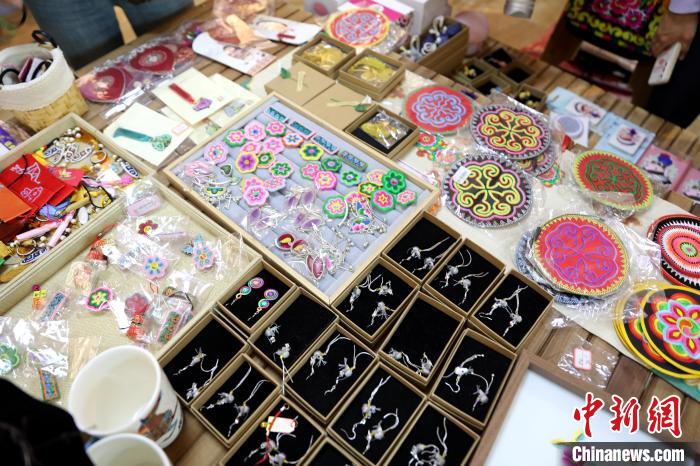 圖為盤(pán)繡作品?！⊙Φ?攝