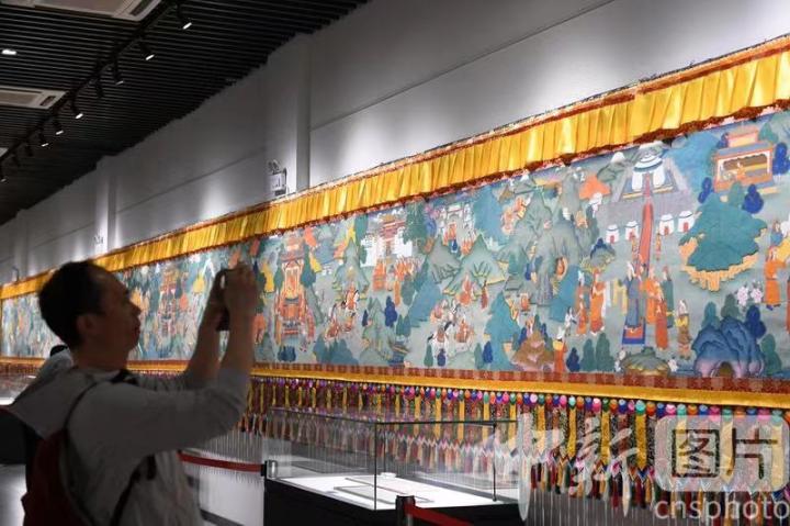 圖為觀眾觀看唐卡《涼州會盟》。 中新社記者 戴文昌 攝